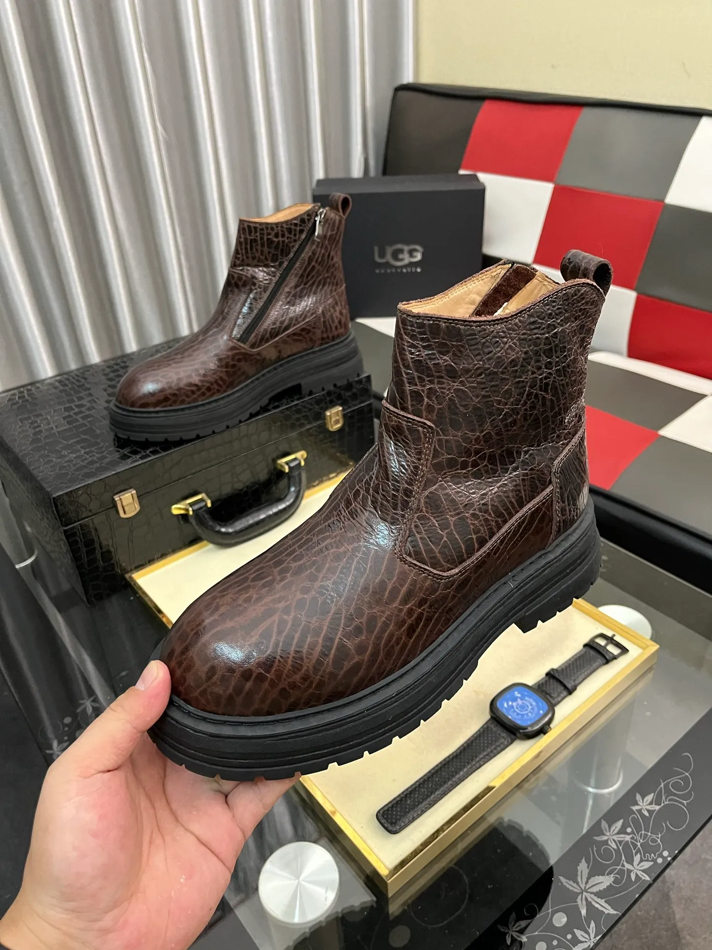 Ex-factory price: 680⌚️⌚️Thick wool imported from Australia Brand: UGG genuine purchasing agent Size: 39-44 (45 customized) Grade: Official website 1:1 Material: First layer of genuine leather waterproof and antifreeze upper Real wool lining Original non-slip and wear-resistant outsole Style category: Men's casual shoes Trendy style Comfortable on the feet Color: Official website color synchronization